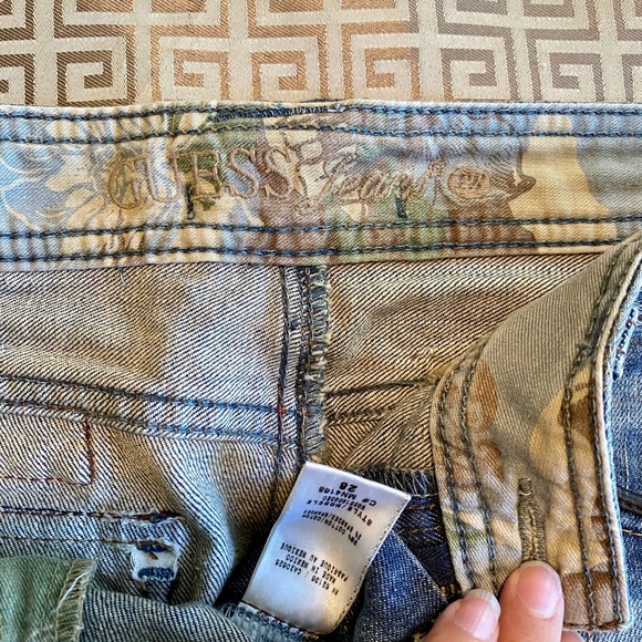 Mini skirt with lot of details from Guess. - Picture 3 of 5